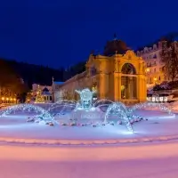 Zimní večerní zpívající fontána - kolonáda Mariánské Lázně