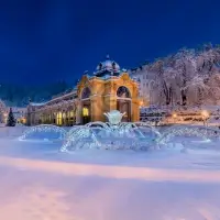 Mariánské Lázně - zimní večerní kolonáda a Zpívající fontána